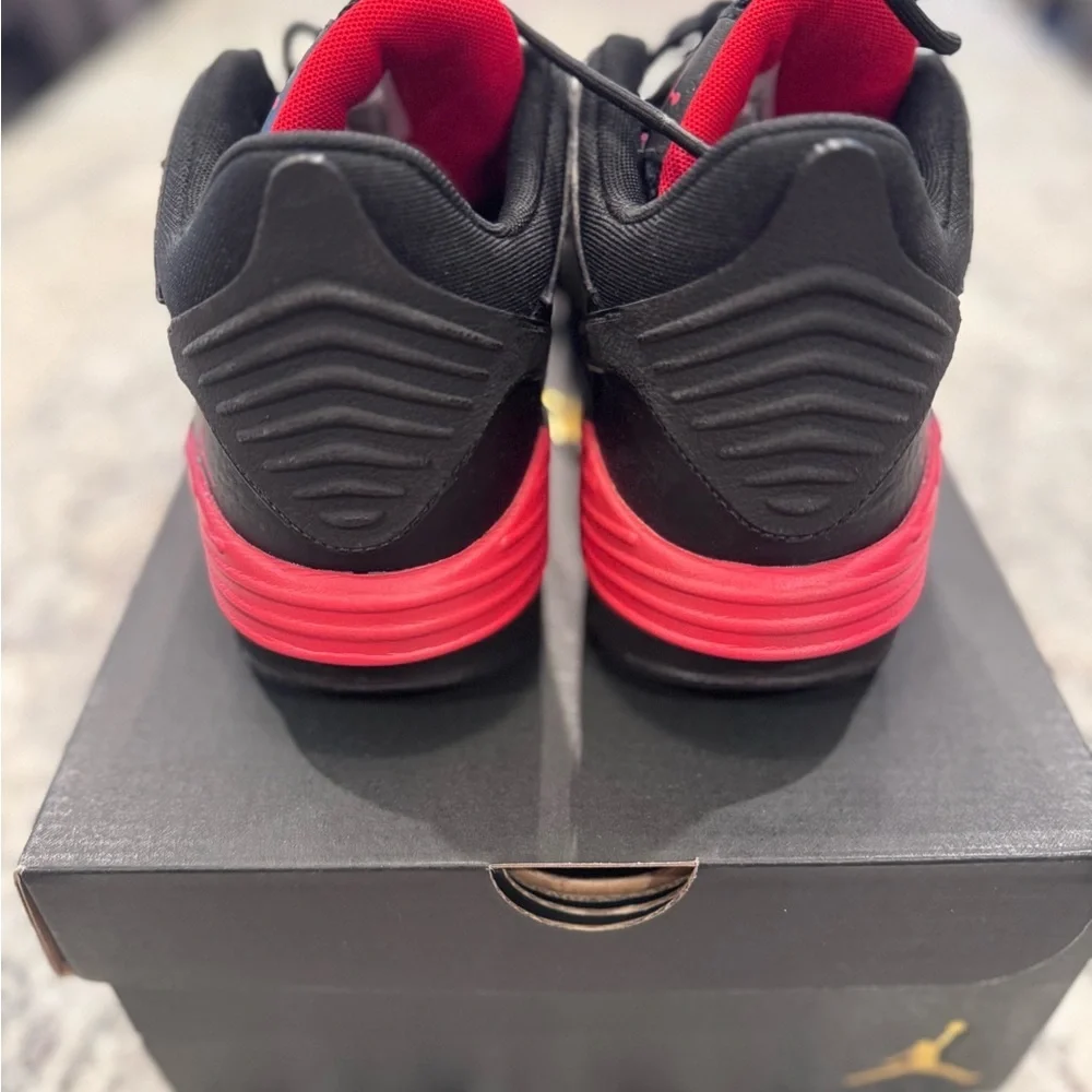 Jordan Max Aura 5 GS 6Y Black Red | With Box
